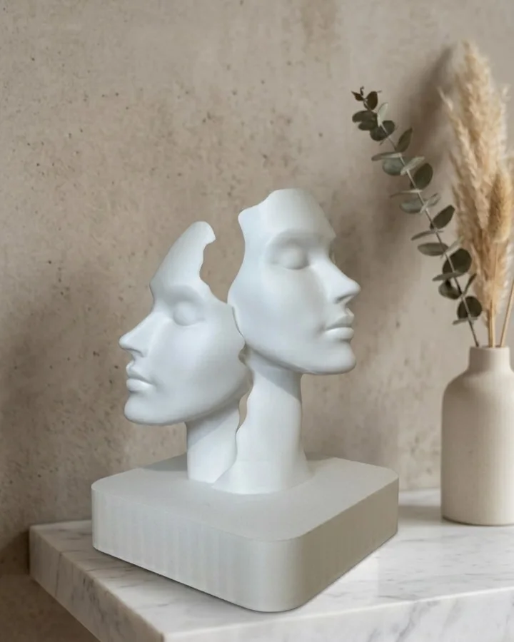 Escultura minimalista Duos, com dois rostos em união